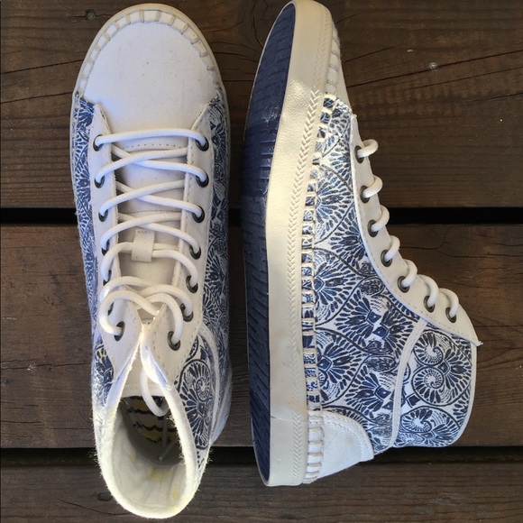 Roxy Shoes - “Roxy Rizzo” White w/ Blue Paisley Sneakers NWB